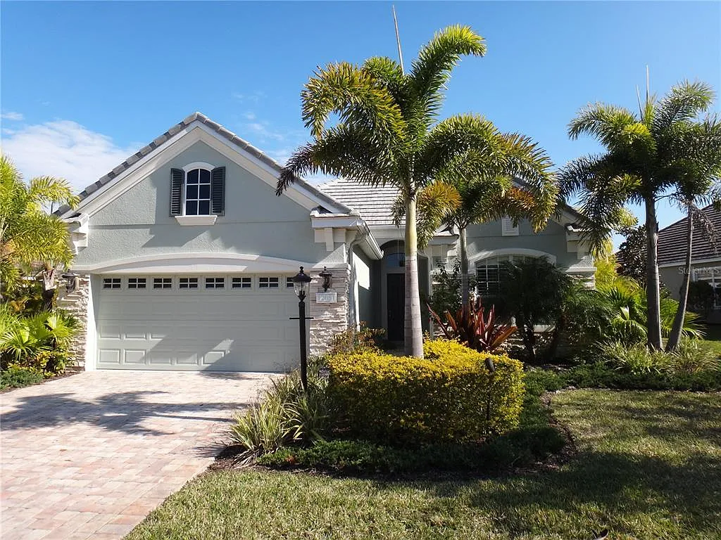 3 bed, 2.0 bath, 2116 sqft, $3,975 — Photo 2