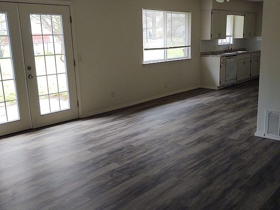 Open area between kitchen and living rooms