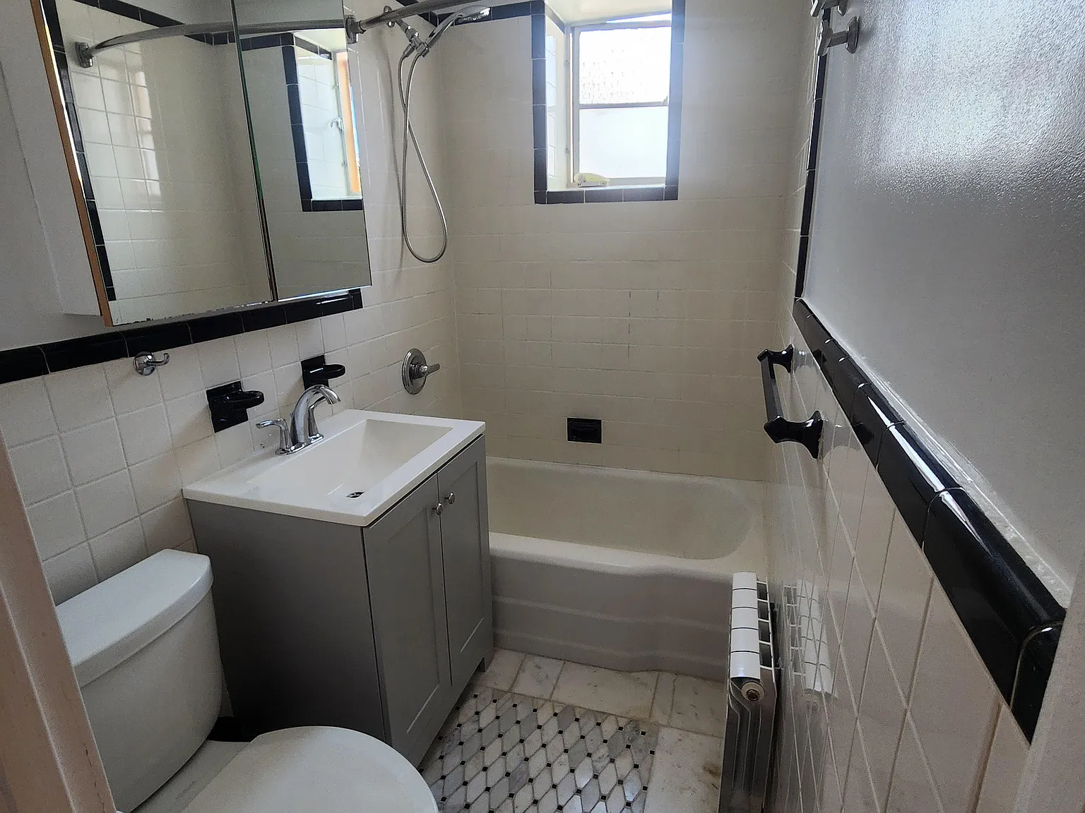 67th St, Glendale — Photo 3