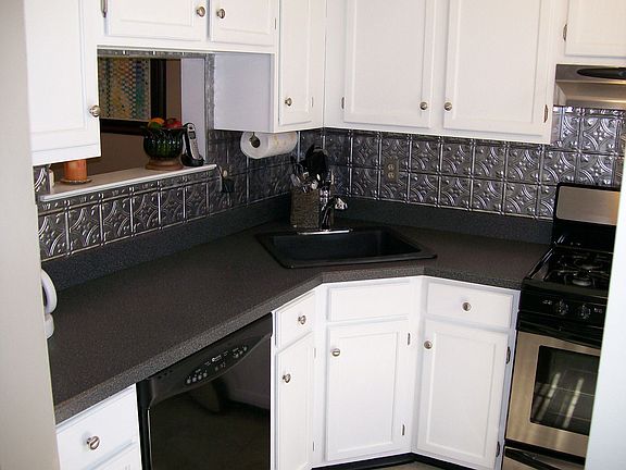 THE KITCHEN HAS CERAMIC FLOOR, BACKSPLASH & STAINLESS APPLIANCES!