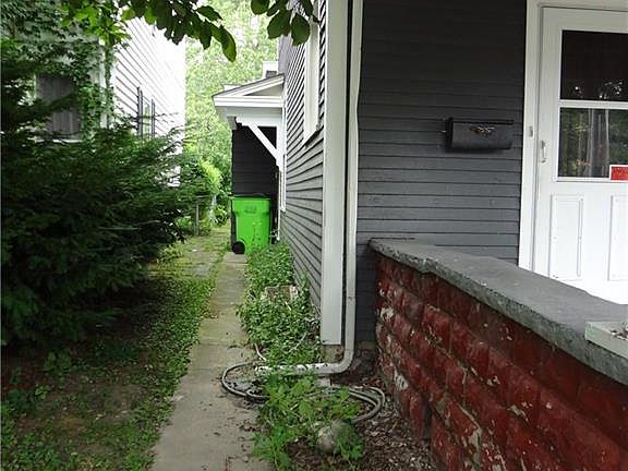 2nd image of 219 N Poplar St