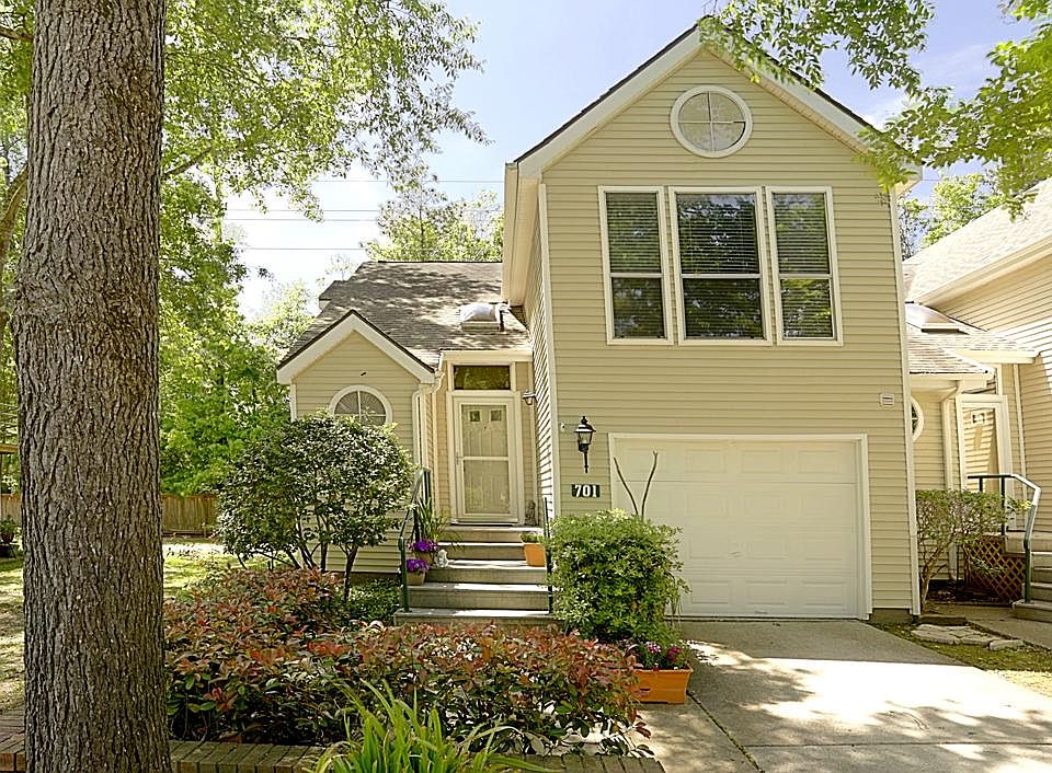 Corner townhouse sits within the plush trees of Kingwood Crossing you will find this beautiful corne