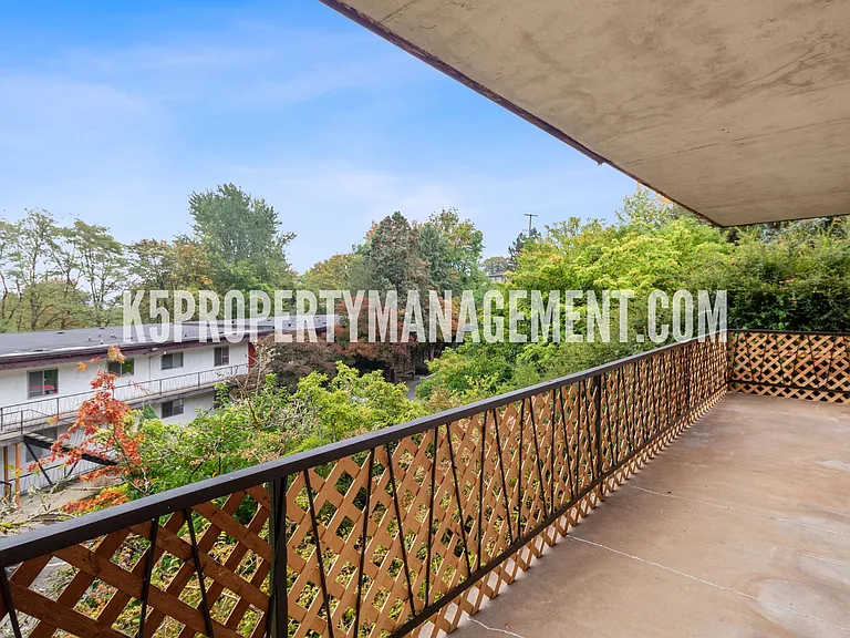 Town and Country Apartments — Photo 20
