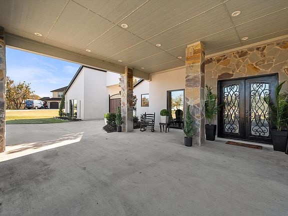 5th image of 1130 The Shores Dr