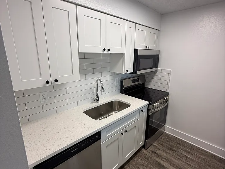 4038 W Kennedy Blvd #1 — Photo 2