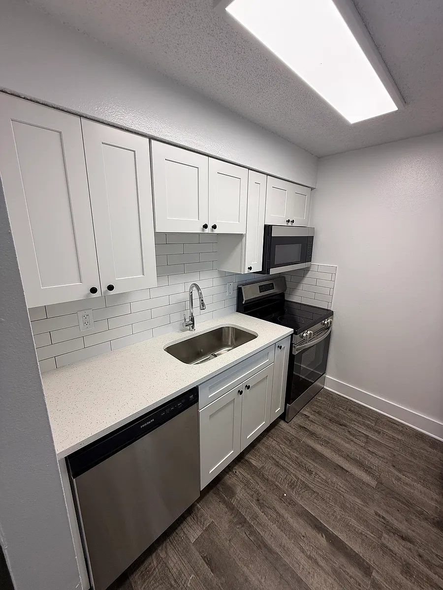 Building Photo - 4038 W Kennedy Blvd #1