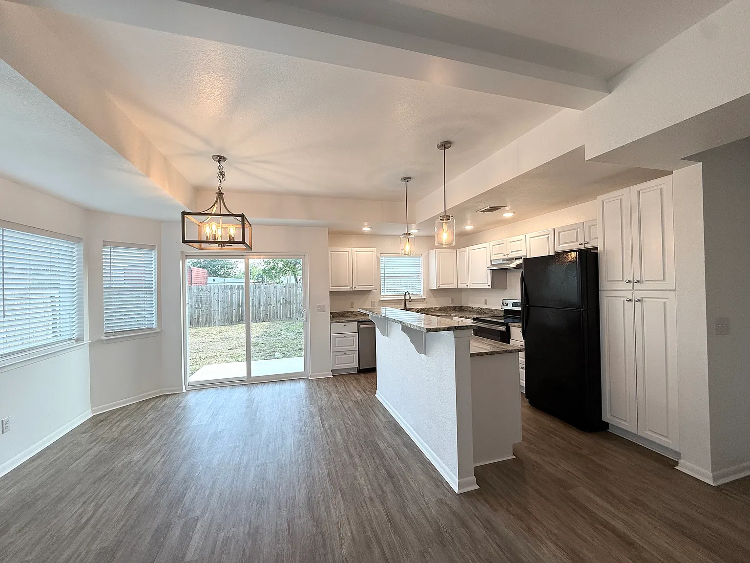 3 bed, 2.5 bath, 1658 sqft, $1,660 — Photo 4