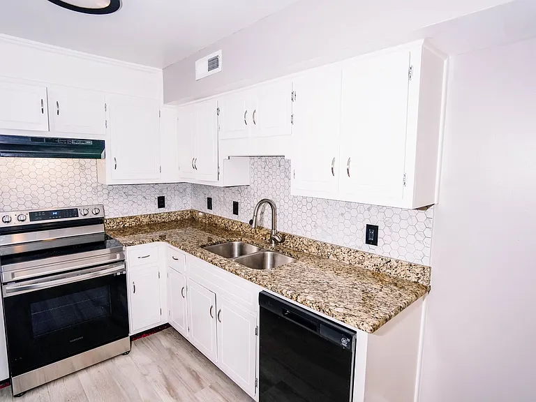 9018 Mahogany Row SE — Photo 9