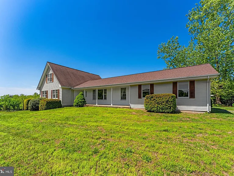 40297 Braddock Rd — Photo 1