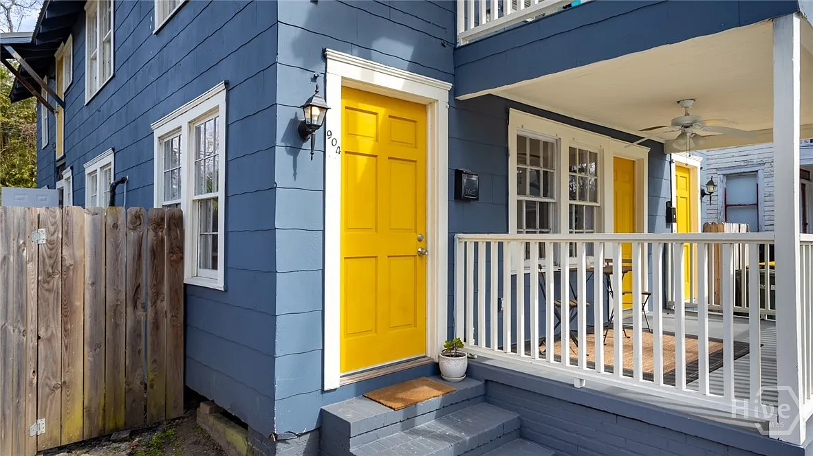 3 bed, 1.0 bath, 1200 sqft, $1,900 — Photo 3