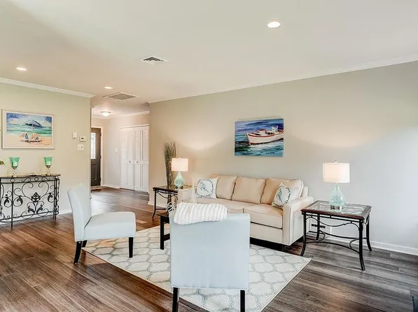 52 Eastport Ct, Red Bank, NJ 07701