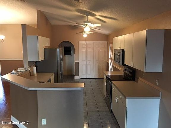 5th image of 3906 La Flor Dr