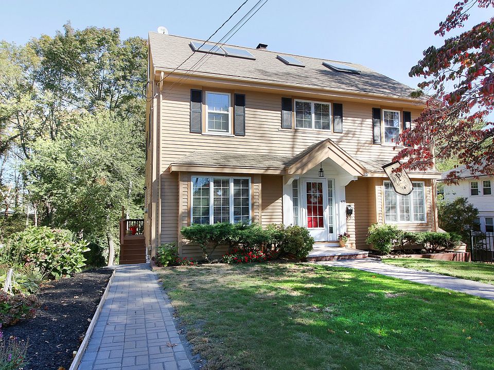 "Gracious 12 Rm Colonial"