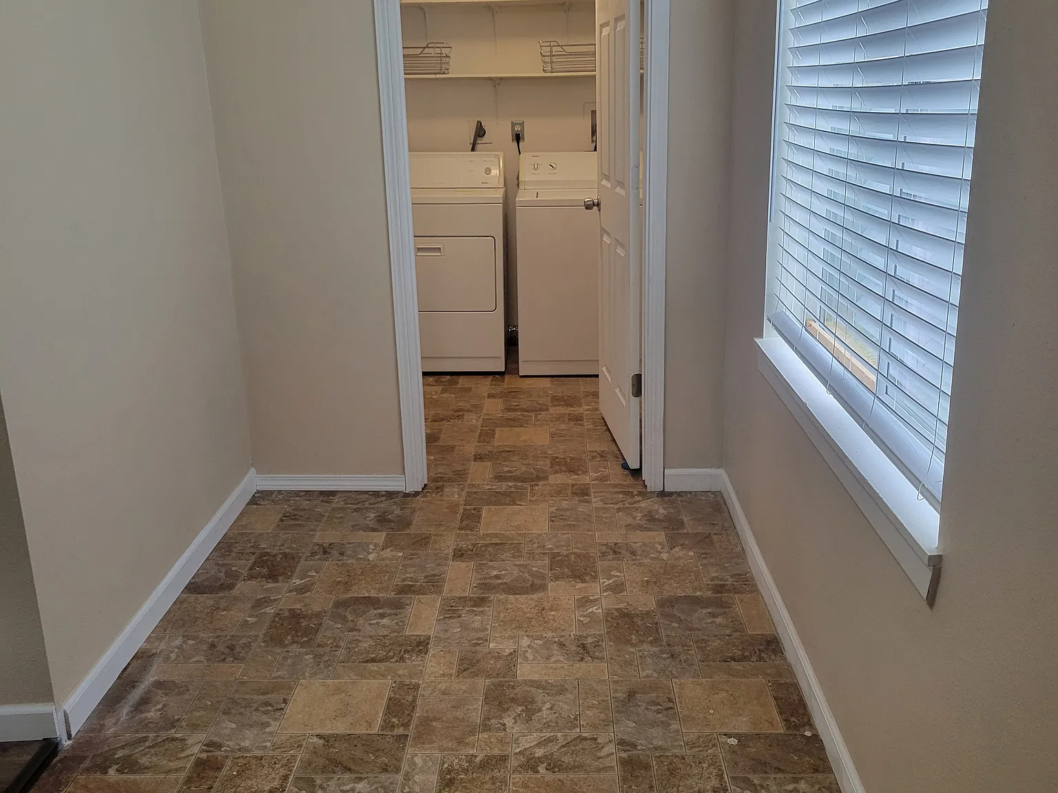 1 bed, 920 sqft, $2,400 — Photo 3