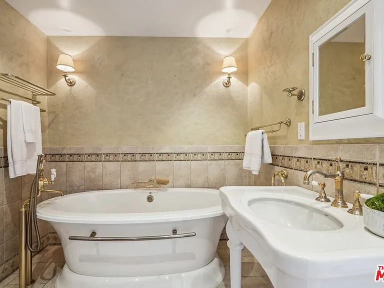 2411 Mount Olympus Dr — Photo 48
