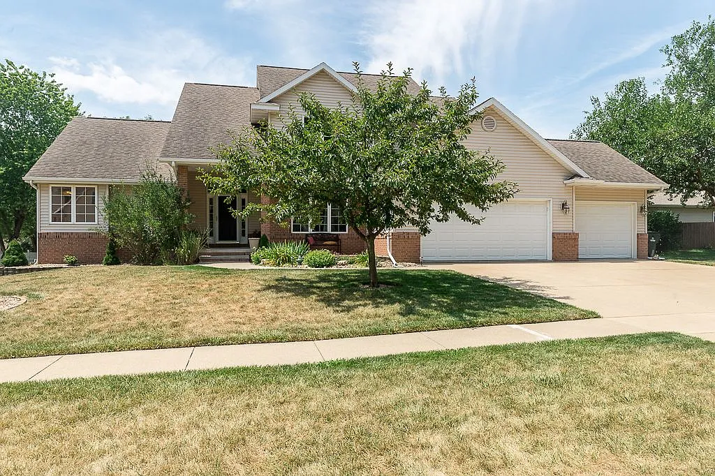 4117 Forest View Ct NE photo 1
