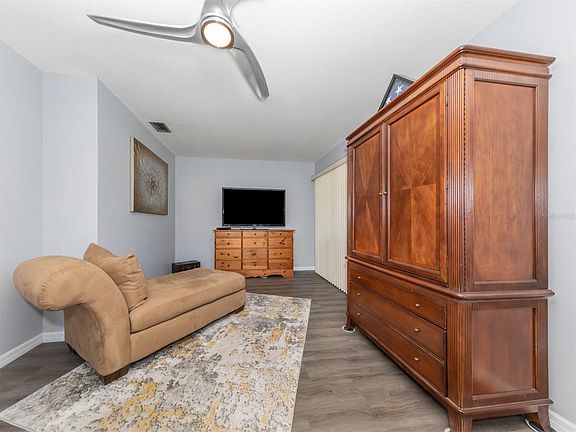 4th image of 1810 Oakwood Ct