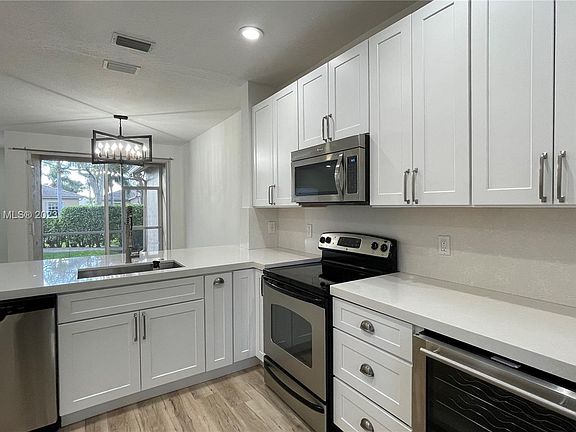 4th image of 6427 Park Lake Cir #6427