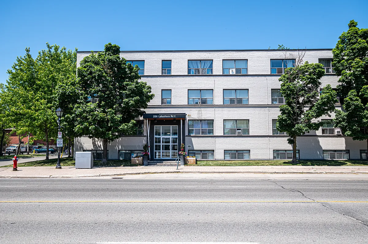 206 Lakeshore Road East — Photo 1