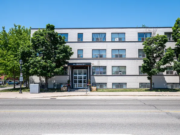 206 Lakeshore Rd E #307, Mississauga, ON L5G 1G4