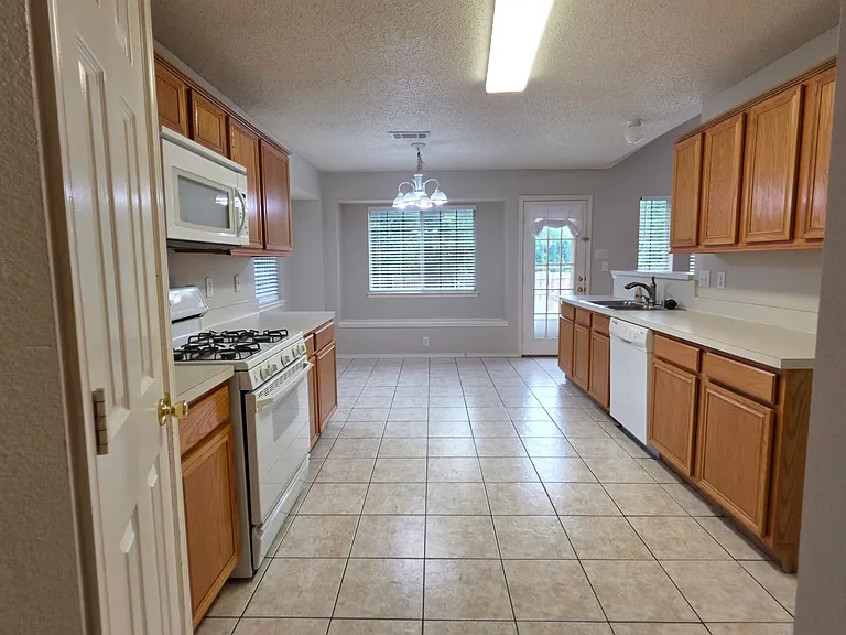 1268 Topeka Dr — Photo 8