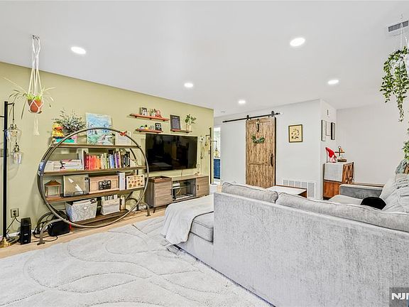 3rd image of 2213 Hilltop Rd