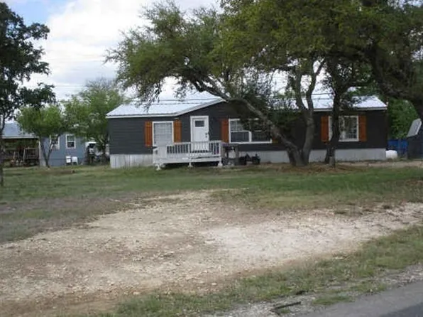 105 Oak Ridge Dr, Center Pt, TX 78010