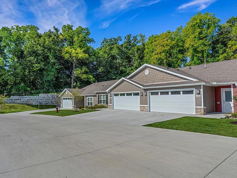 Redwood Rochester Hills — Photo 2