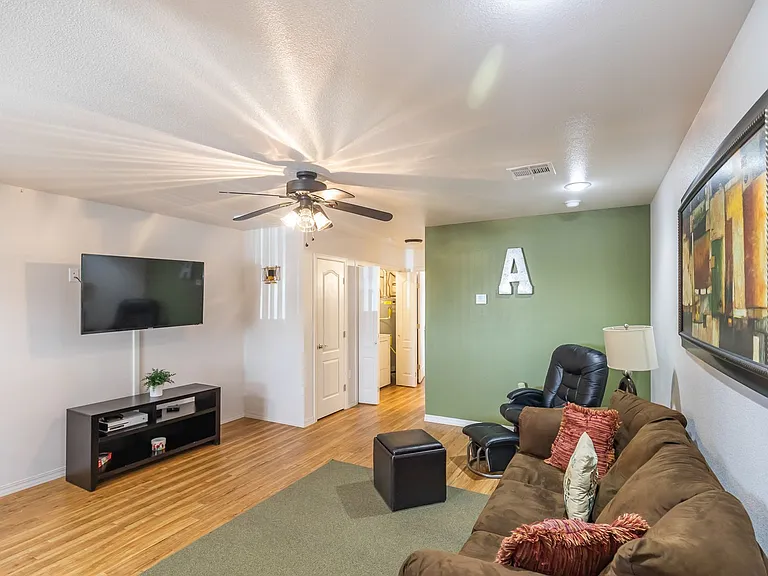800 Sherwood Dr — Photo 6