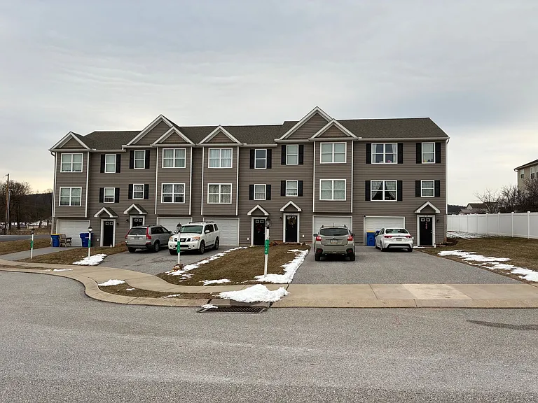 1745 Matthew Dr — Photo 2