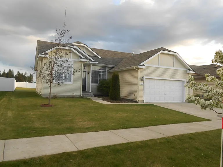 2896 W Elmwood Dr — Photo 2