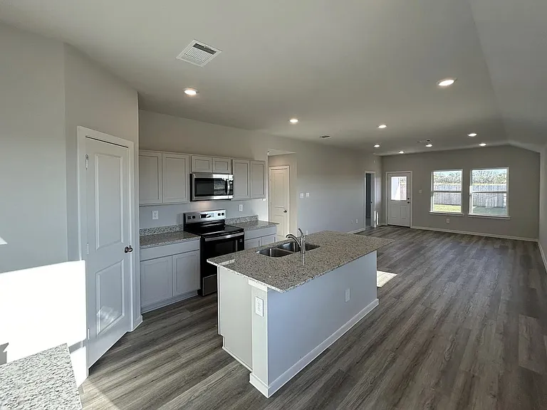 310 Randall Pl — Photo 2