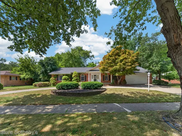 27701 California Dr NW, Lathrup Village, MI 48076