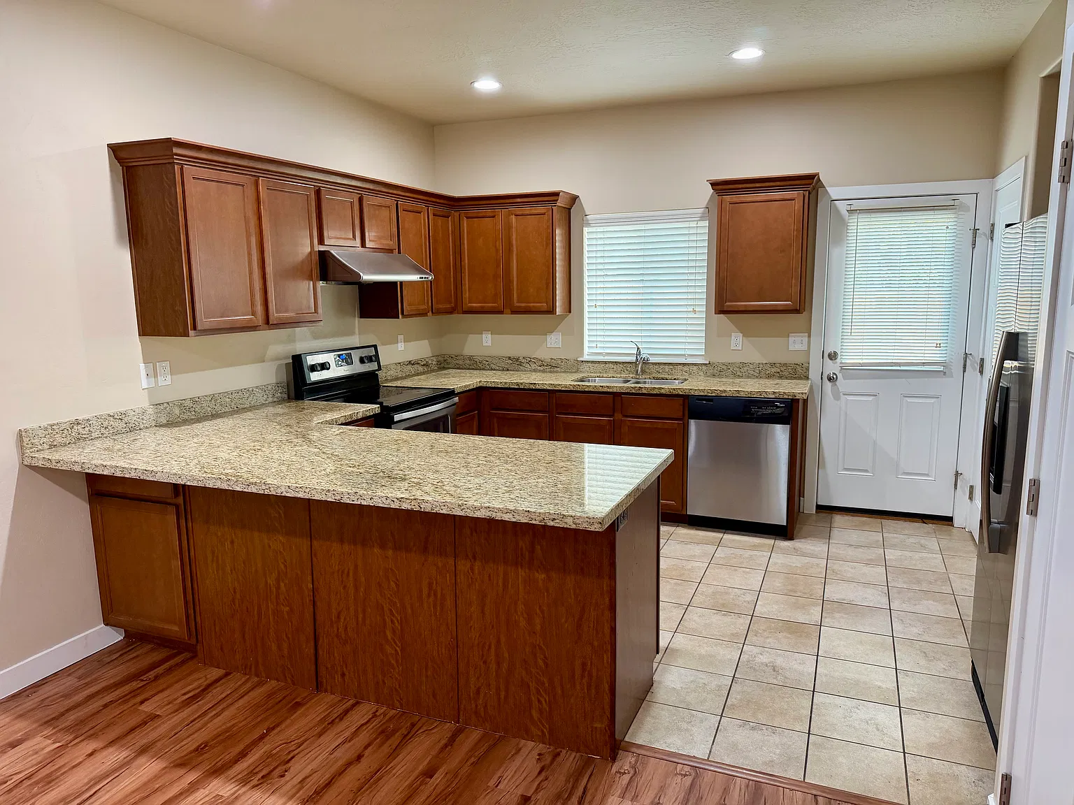 3 bed, 2.5 bath, 1516 sqft, $2,300 — Photo 2