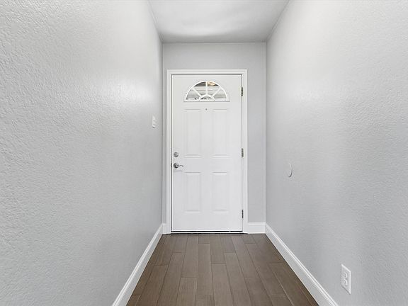 5th image of 904 Red Oak St