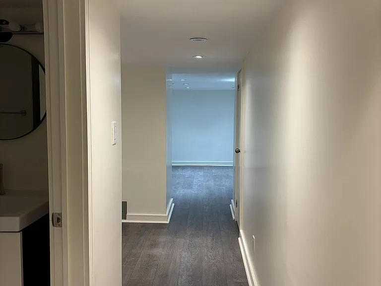 16 Montrose Ave #BASEMENT — Photo 22