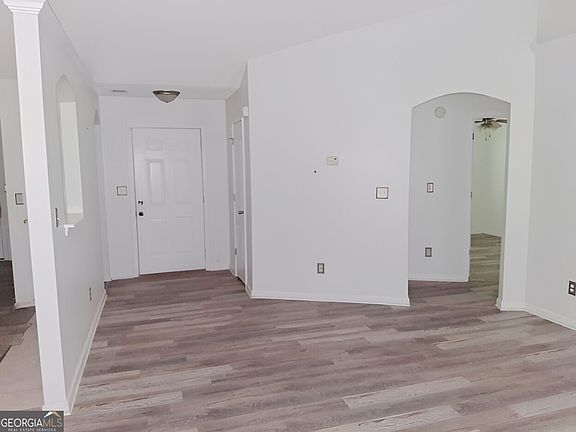 5th image of 300 Lakeside Dr