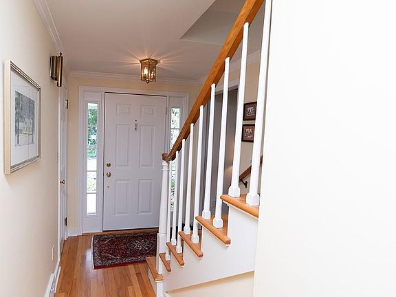 4th image of 11 Mayfair Dr