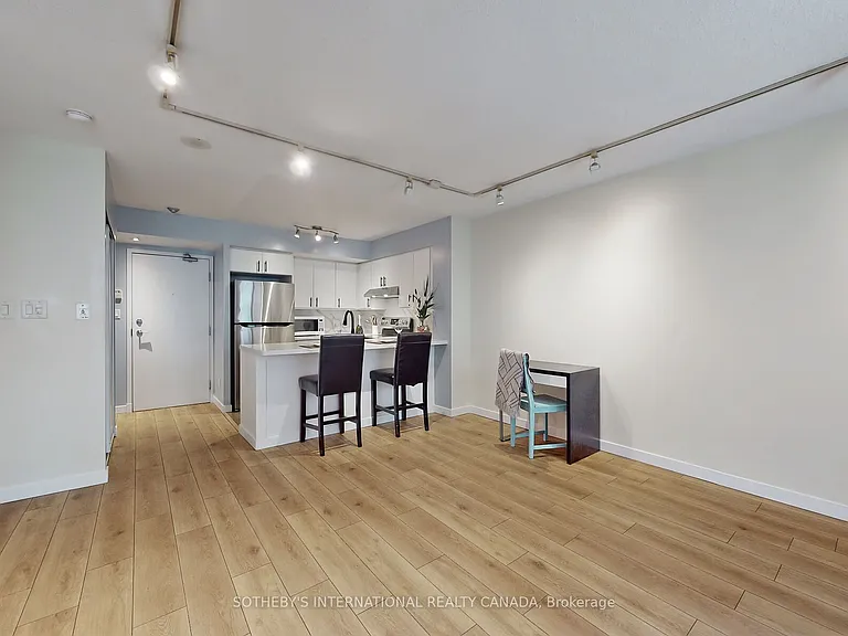 230 King St E #410 — Photo 3