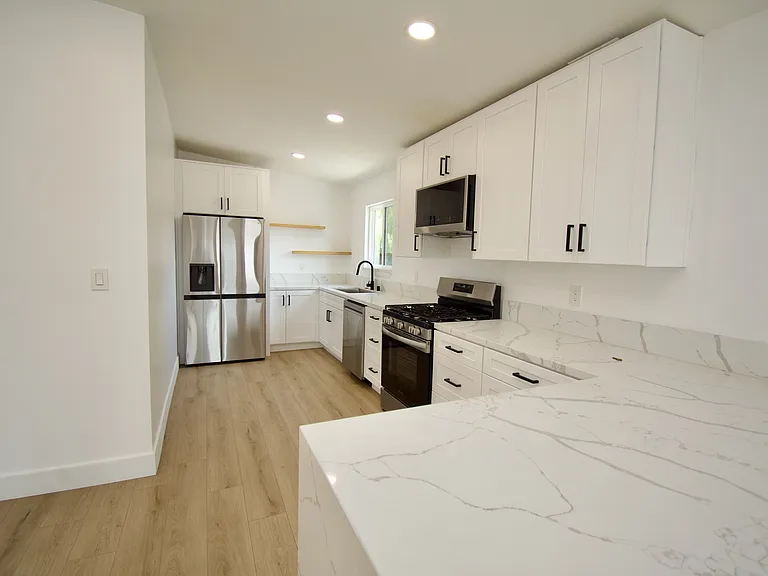 820 Iris Ave #1 — Photo 4