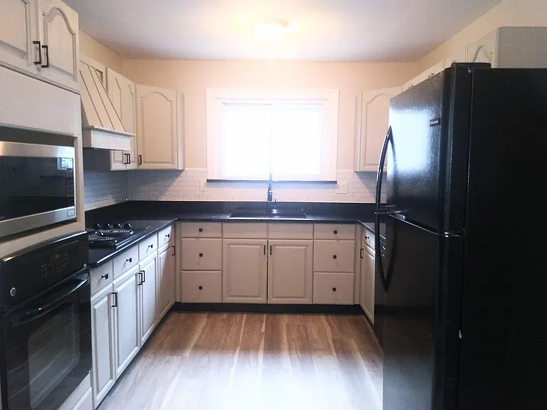 370 Randolph St — Photo 4