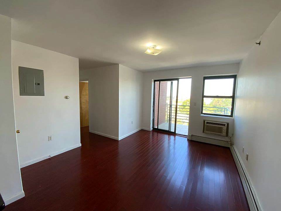 1st image of 14225 37th Ave #8D
