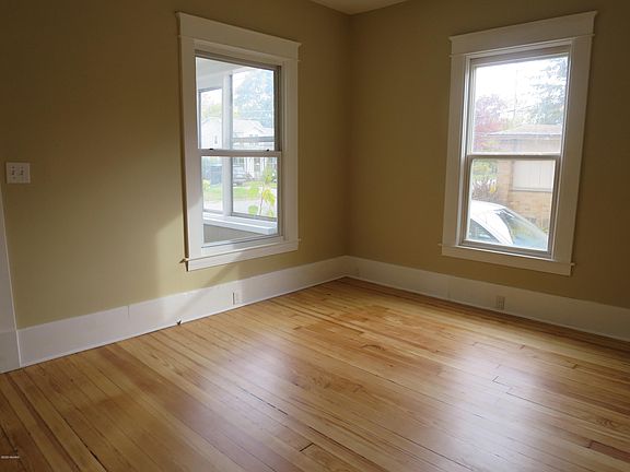 3rd image of 2023 Rowe Ave NE