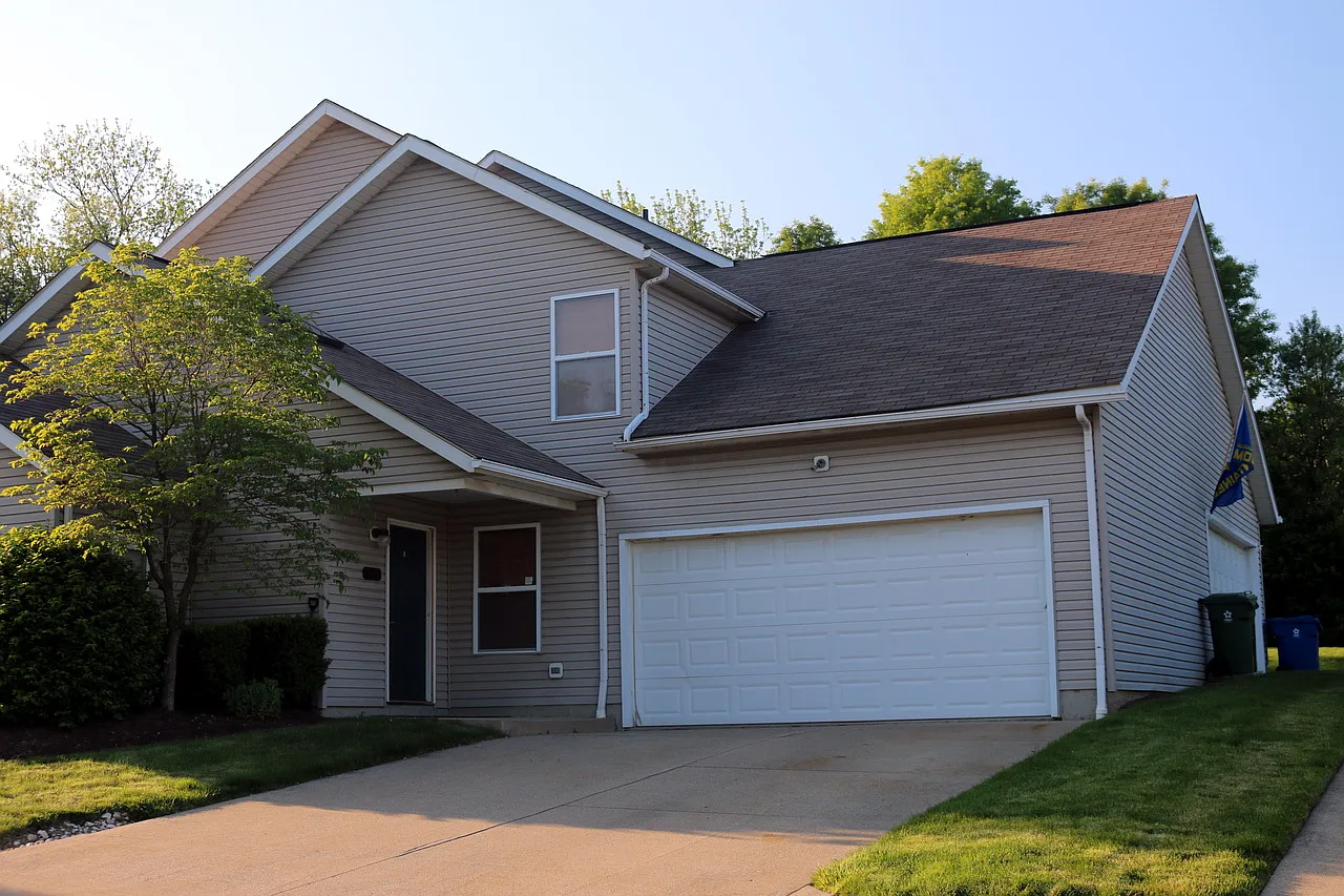 215 N Thomas Rd photo 1