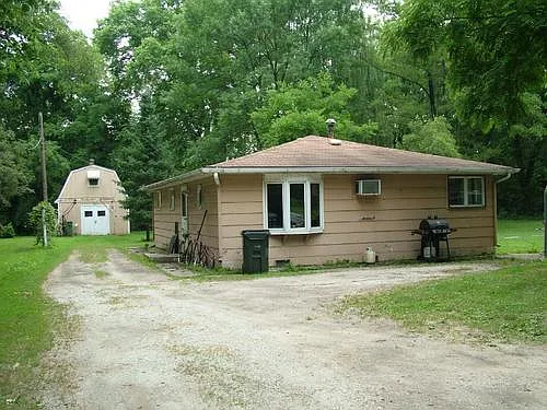 32313 S West River Rd photo 1