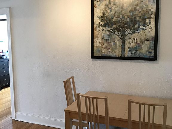 Entryway/dining area