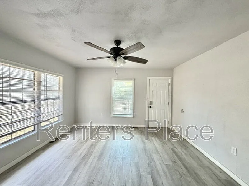 3 bed, 1.0 bath, 931 sqft, $1,300 — Photo 2