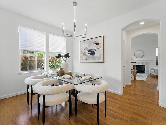 5th image of 560 Villa Centre Way