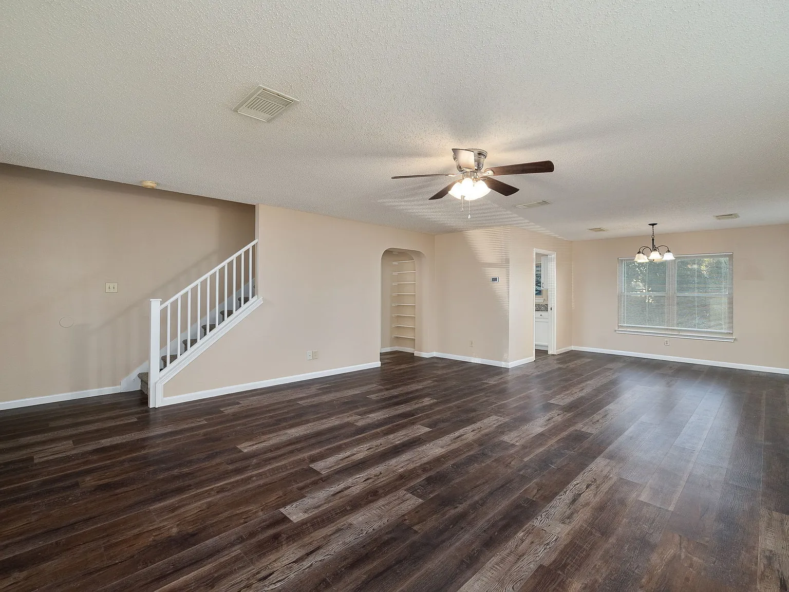4 bed, 2.5 bath, 2258 sqft, $2,000 — Photo 3
