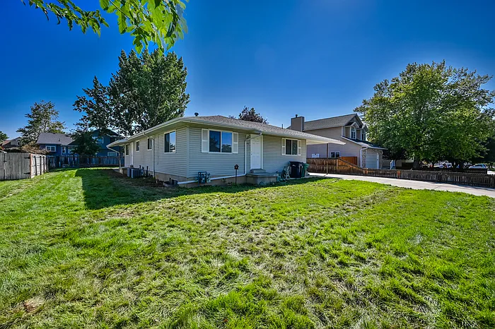 918 E Vics Rd — Photo 23